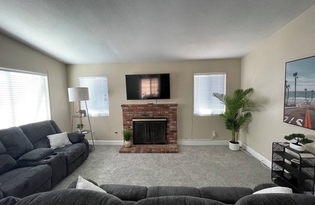 Working Traveler or on Vacation. Family size home. Pool, Spa and built in BBQ!