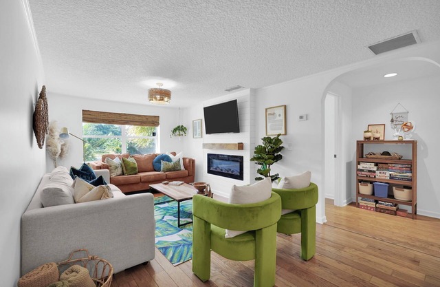 WOW 4 blocks to beach w/Unique POOL! 3min walk to local coffee/shops/playground