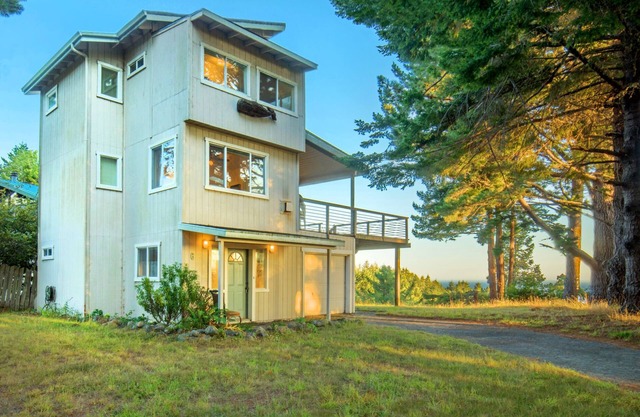 Wow! Amazing Oceanview, walk to Beach & Game room!