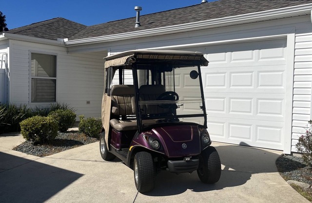 WOW CLOSED IN COURTYARD VILLA, GOLF CART, 2 BEDROOMS AND WALK TO 5 LOCAL POOLS.