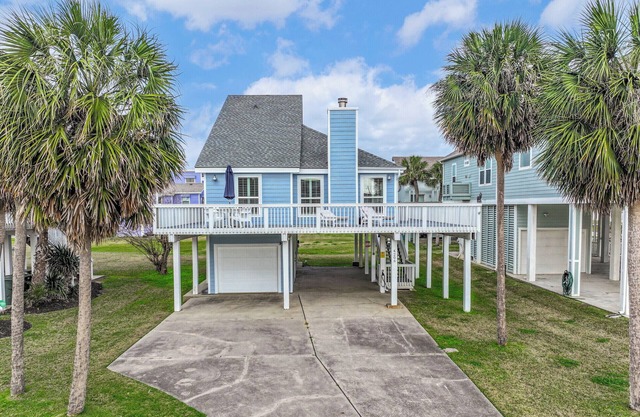Wrap around deck-Pet-Friendly 1 Block from beach!