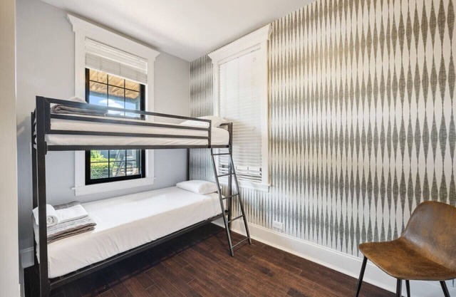 Wrigleyville Suites Room 2