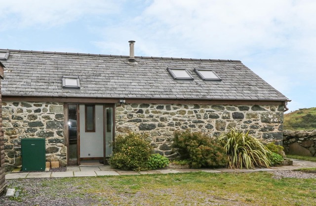 Y BEUDY, pet friendly, character holiday cottage in Criccieth