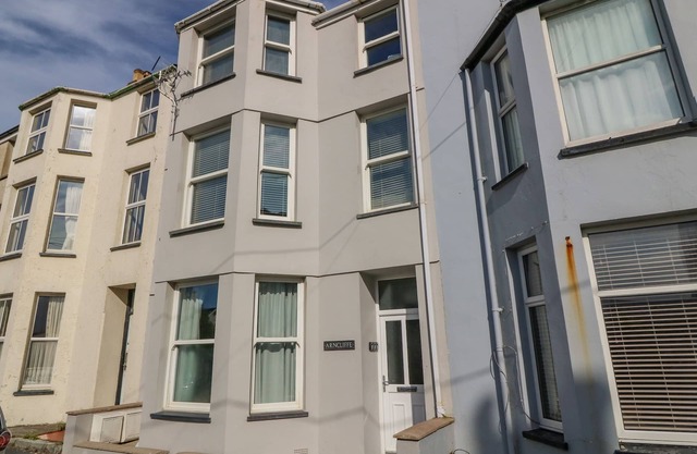 Y CASTELL APARTMENT 2, romantic, country holiday cottage in Criccieth
