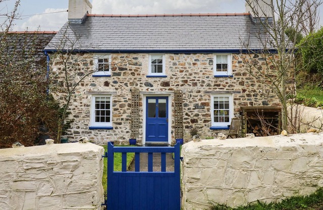 Y FELIN, pet friendly, character holiday cottage in St Dogmaels