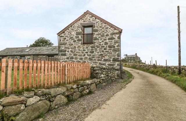 Y STABAL, pet friendly, character holiday cottage in Criccieth