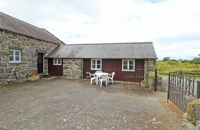 Y STABL (THE OLD STABLE), pet friendly, with a garden in Llanbedr