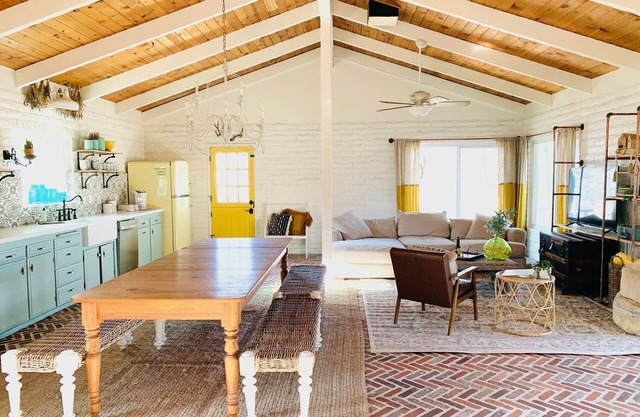 Yellow-Fish boutique house near Yosemite National Park & Bass Lake