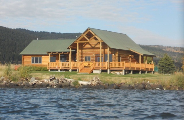 Yellowstone Log Home - on Henry's Lake - 18 miles from West entrance of Park