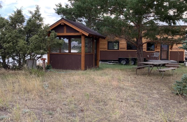 Yellowstone Riverside Tiny Home - Paradise Gateway Award winner