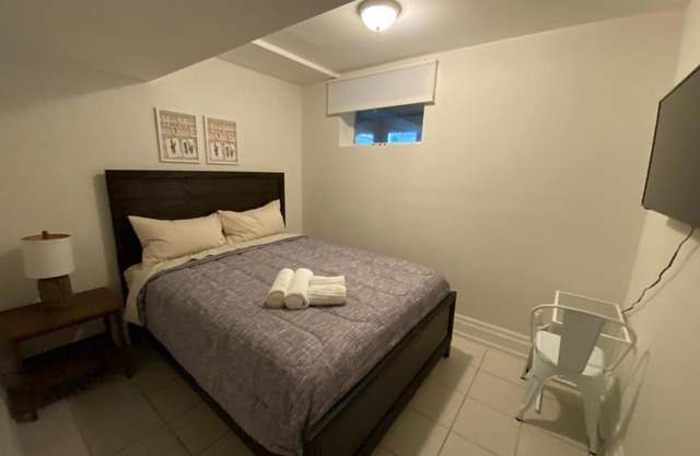 Yorkmills and Bayview !D Cozy & Stylish Private Bdr with Shared Bathroom
