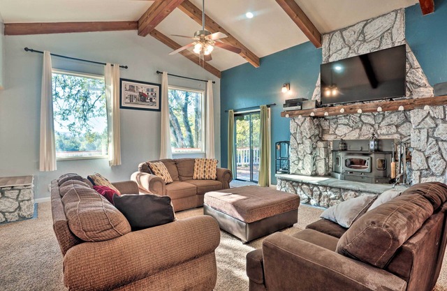 Yosemite Home w/Deck < 4 Mi to Bass Lake!
