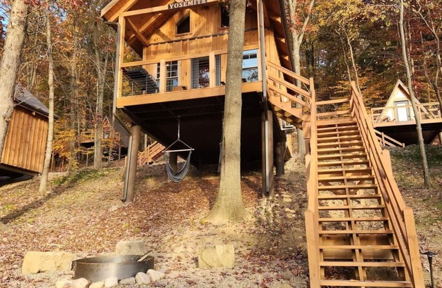 Yosemite/Lakeview -Pet Friendly- 4-6 Person Midsize Cabin