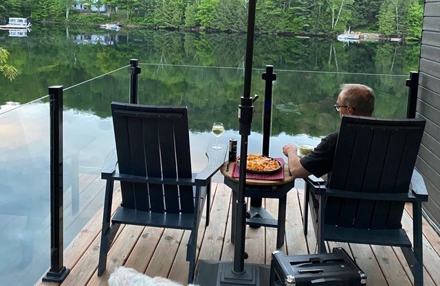 You cannot get closer to the lake than this cozy and chic Redstone Lake cottage!