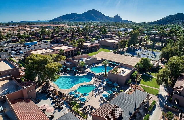 Your Arizona Getaway! 2 Comfortable Units, 5 Pools, Salon and Spa, Free Parking!