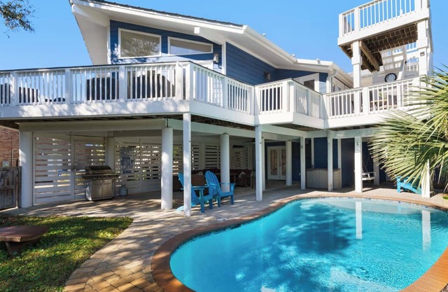 Your beach getaway with Pool, Game room, Close to beach + Free Tickets!