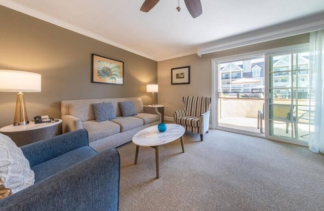 Your Carlsbad Beach Escape! Outdoor Swimming Pool, Free Parking!