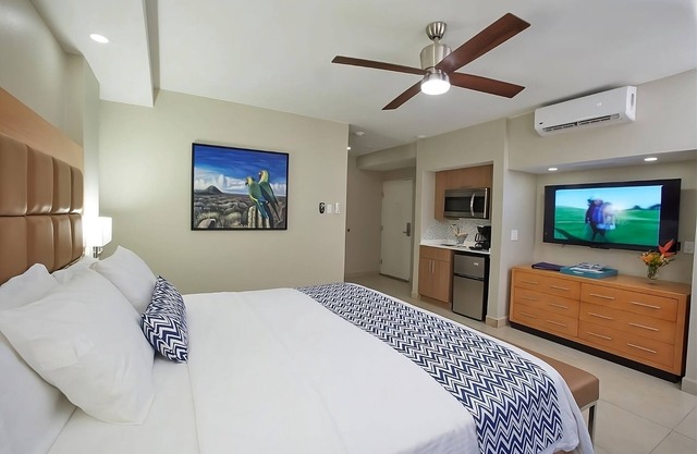 Your Home Away From Home! Onsite Pool, Kitchenette, Free Parking