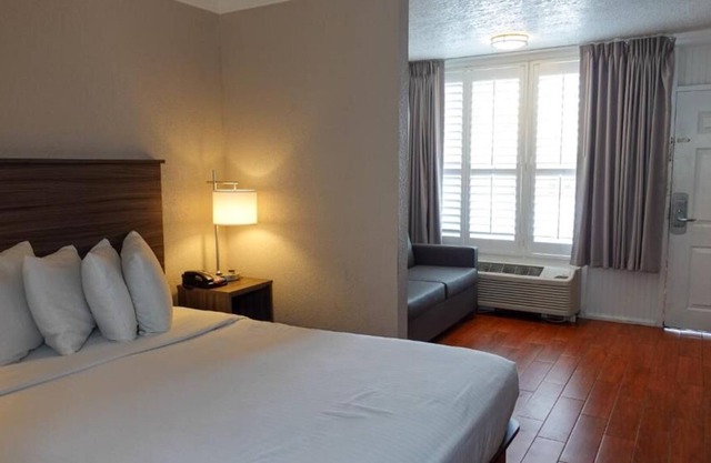 Your Home Away From Home! 2 Serene Units, Free Breakfast, Free Parking