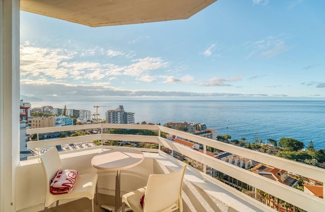 Your Home Away From Home! Outdoor Swimming Pool, Free Parking, Beachfront Hotel!