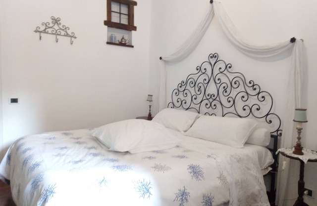 Your HOME AWAY FROM HOME a stone's throw from the Coliseum. 2 bedrooms