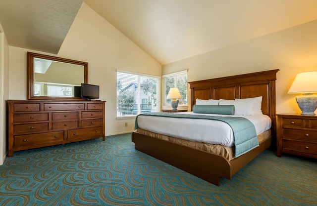 Your Home Away From Home! 2 Classy Units, Full Kitchen & Free Parking!