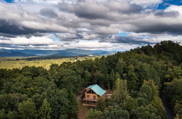 Your Mountain Getaway: 3 BR Log Home with Scenic Views on Private 2 Acres