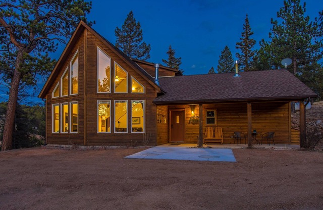 Your mountain getaway on 30 pristine acres! Beautiful home with hottub, stream.