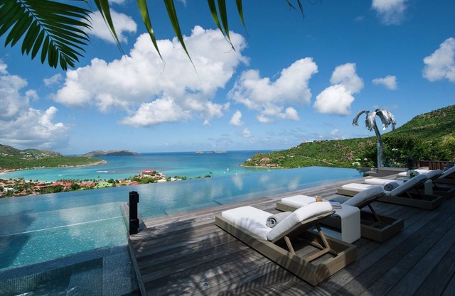 Your own piece of paradise right above the beach of St. Jean