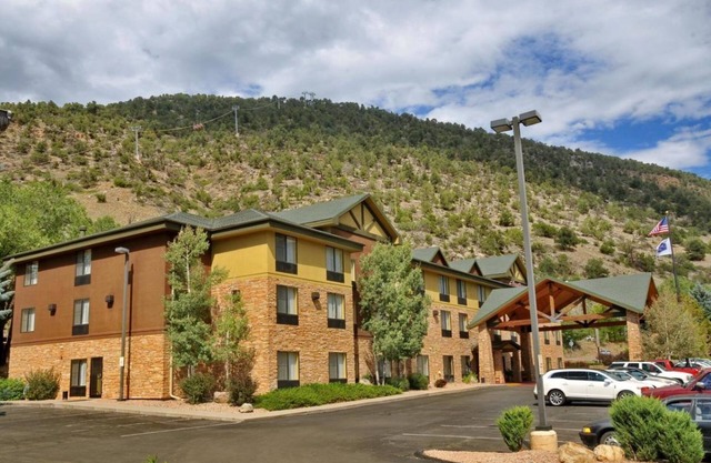 Your Peaceful Mountain Escape! Free Breakfast, Indoor Pool, Free Parking!