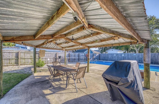 Your Perdido Paradise. Relaxing pool, three bedrooom two bathroom house with den