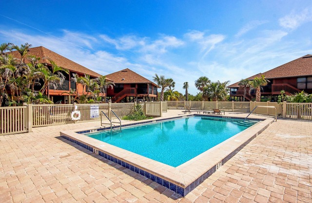 Your Perfect Getaway Awaits: Sanibel Island villa with private beach - Pet - Friendly Signal Inn 11