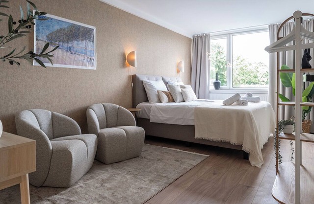 Your perfect student base near University Tilburg! Affordable, comfortable, and just minutes from campus — with a shared kitchen, laundry, and free parking to make your life easier. Study, relax, and enjoy nature all in one place.