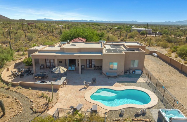 YOUR VACATION AWAITS! Luxury home-Majestic views, Pool ,Hot tub. Summer discount