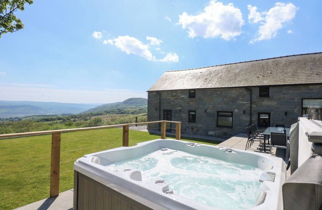 YSGUBOR MAEN Y BARDD, family friendly, with hot tub in Conwy
