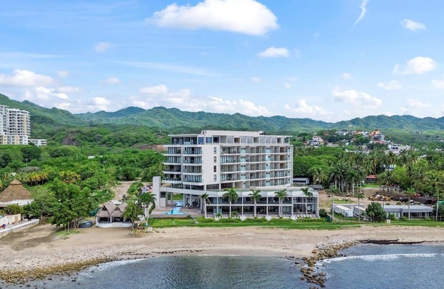 Zantamar 307B: Beachfront Suites w Ocean Views