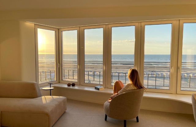 Zeedijk Oostduinkerke frontaal zeezicht - volledig gerenoveerd 2022!