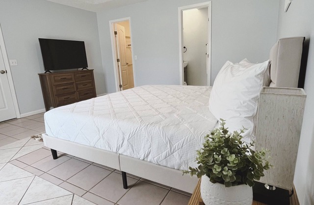 Zen Oasis - Heated Pool, Hot Tub, Patio - 10 Mins to the Beach!