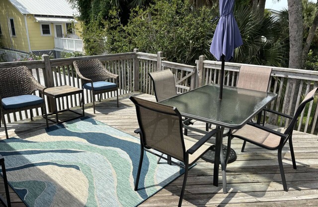 ZenDeck & Courtyard - King Room & Double Room - Pet Friendly - Across from Beach