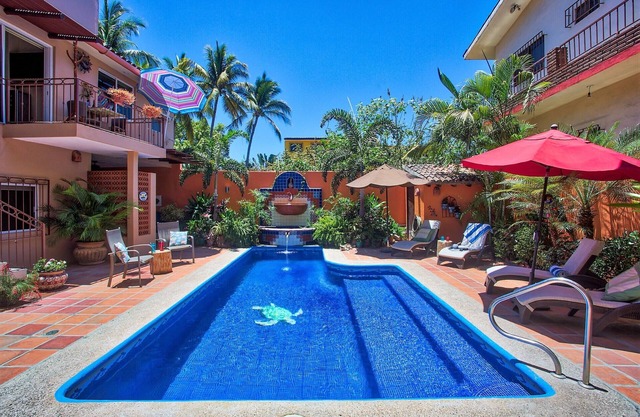 ZONA DORADA~1 BED/1 1/2 BATH~1 BLOCK to BEACH~FULL KITCHEN~A/C~LAUNDRY~HEAT POOL