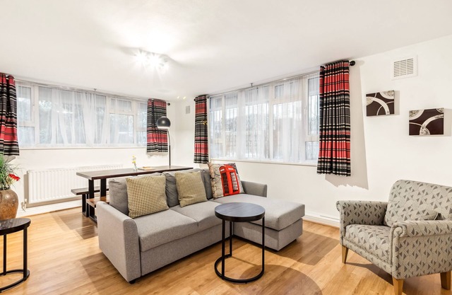 ZONE 1 LOCATION - Buses/trains and all amenities on your doorstep