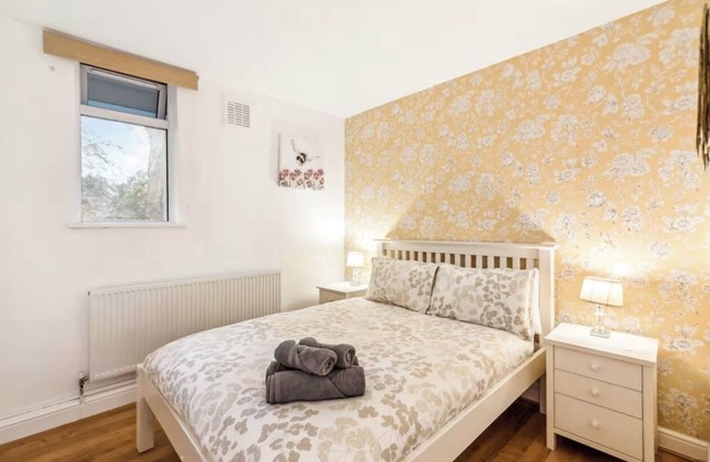 Zone 1 Spacious 1-Bed Flat – Sleeps 4 | Modern Comfort in Prime Location!