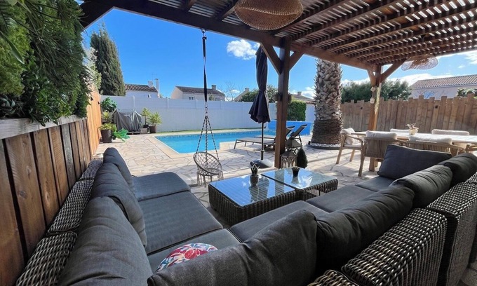 Lattes Villa | Élégante Villa Avec Piscine à Deux pas de la mer