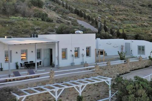 Syros House | Κατοικία Uppolis με θέα τα νησιά