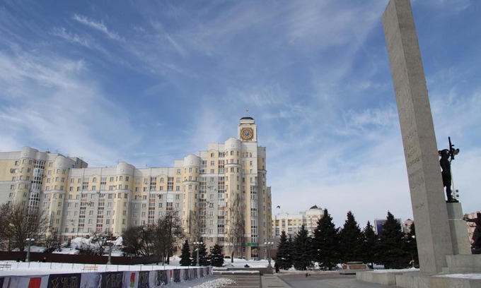 Bryansk Apartment | Дом с часами на площади Партизан