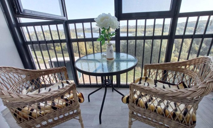 Veliky Novgorod Apartment | Стрекоза Апартаменты с панорамным балконом на реку Волхов