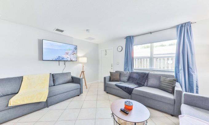 Edgewood House | Сomfy Unit in Fort-Lauderdale