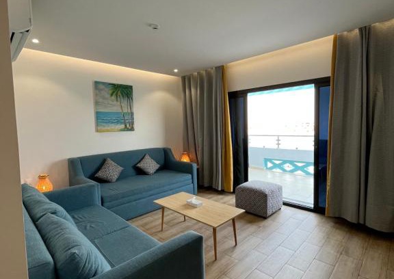 Durrat Al-Arous Apartment | غرفة صالة بلكونة على الشاطئ - عوائل