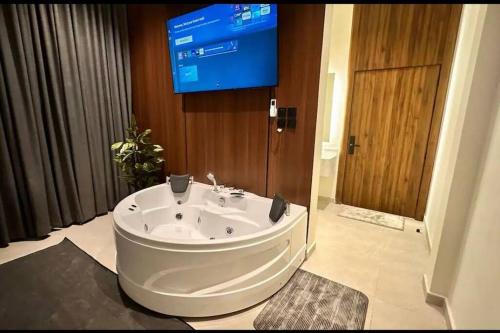 Medina Apartment | غرفة فندقية فاخرة بجاكوزي بالقرب من بوليفارد قباء