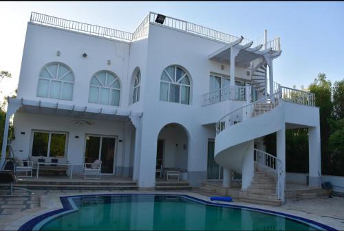 El Hadaba Villa | كارلتون فيلا بمسبح خاص واطلاله علي البحر اربع غرف نوم